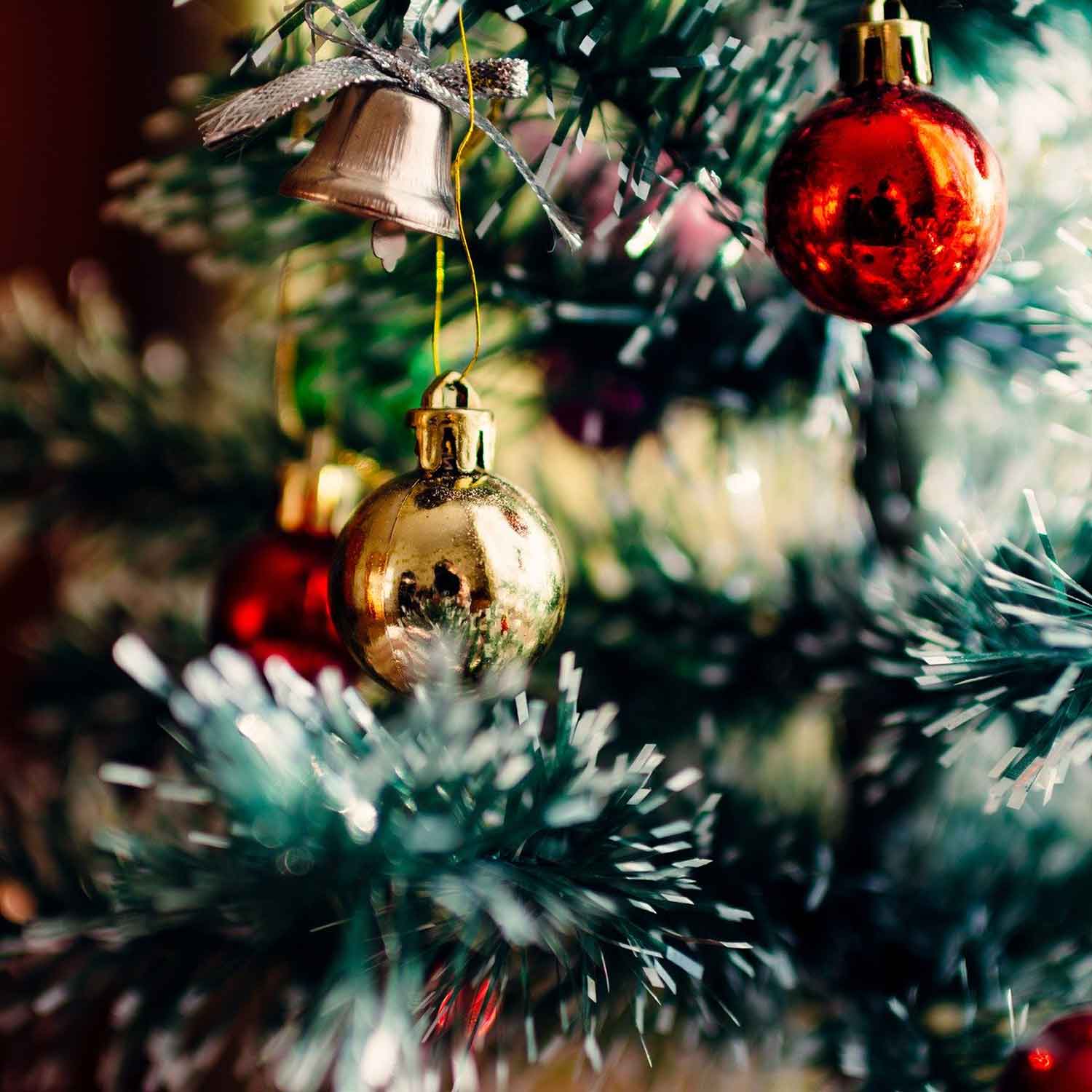 Warum schmückt man den Weihnachtsbaum Ursprung, Geschichte und Bedeutung