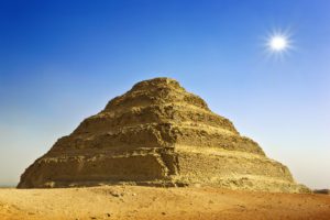 Djoser-Pyramide als erste Stufenpyramide
