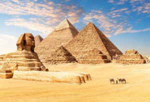 Die Sphinx und die drei großen Pyramiden von Gizeh