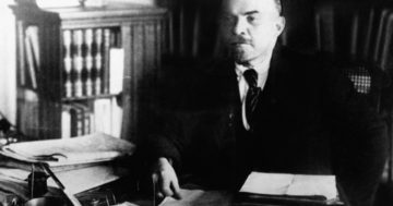 Wladimir Lenin, an seinem Schreibtisch zwischen 1920 und 1922.