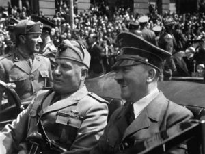 Benito Mussolini (links) und Adolf Hitler (rechts) waren zwei Faschisten in Europa, welche zwischen 1920 und 1945 faschistische Staaten errichteten, Bildnachweis: Everett Collection / Shutterstock.com