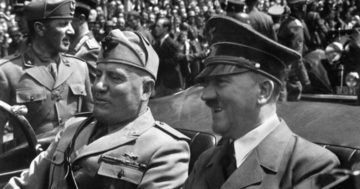Benito Mussolini (links) und Adolf Hitler (rechts) waren zwei Faschisten, welche zwischen 1920 und 1945 die faschistische Staaten in Deutschland und Italien errichteten, Bildnachweis: Everett Collection / Shutterstock.com