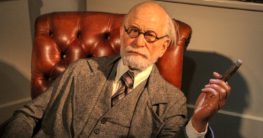 Sigmund Freud Nachbildung auf Therapie Couch sitzend, ausgestellt im Wachsfigurenkabinett Madame Tussauds in Berlin, Bildnachweis: Massimo Todaro / Shutterstock.com