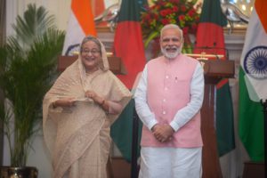 Neu-Delhi, Indien - 4. Oktober 2019: Premierministerin Hasina Wajed (links) aus Bangladesch und Premierminister Narendra Modi (rechts) aus Indien, Bildnachweis: PradeepGaurs / Shutterstock.com