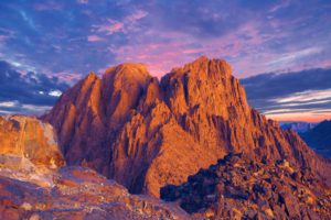 Sonnenaufgang auf dem Gipfel des Berges Sinai
