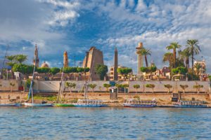 Stadtbild von Luxor vom Nil aus fotografiert