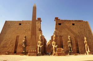 Eingang zum Luxor-Tempel, Bildnachweis: Achiaos/shutterstock.com